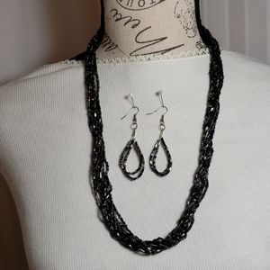 NECKLACE AND EARRING SET!!